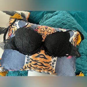Victoria’s Secret PINK black lace bra 32D